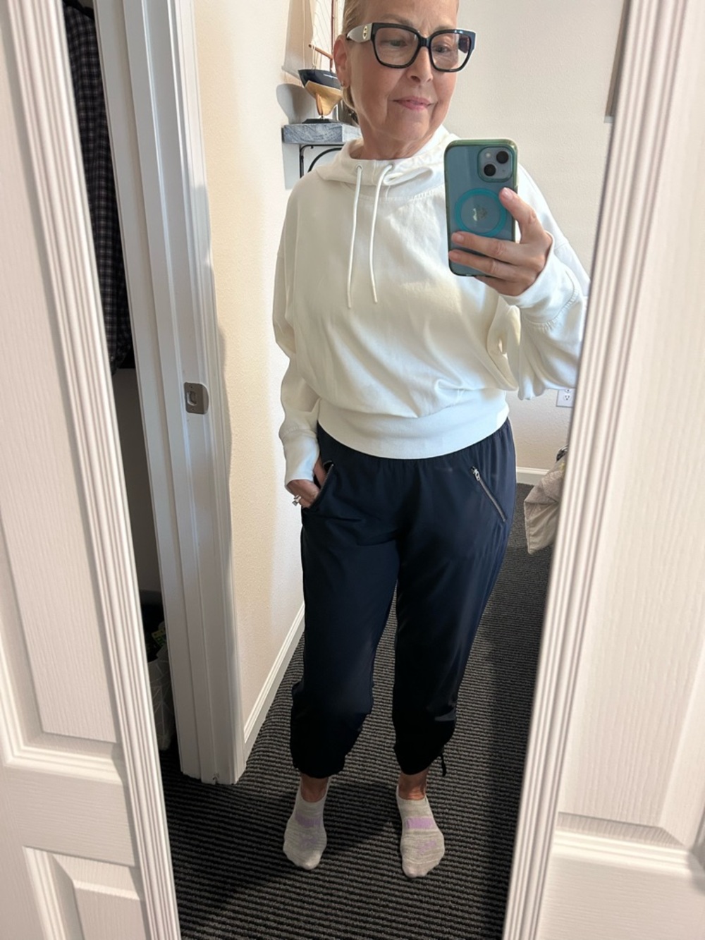 OLD NAVY CROPPED HOODED SWEATSHIRT.